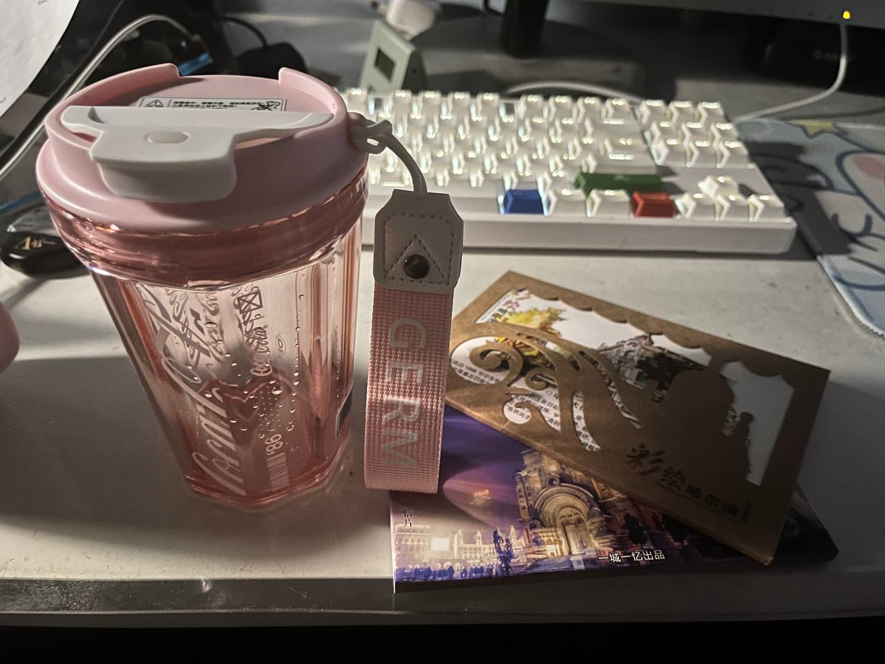 左邊是在可口可樂店里一見鍾情的粉色的可口可樂杯子,右邊是兩套哈爾濱的明信片